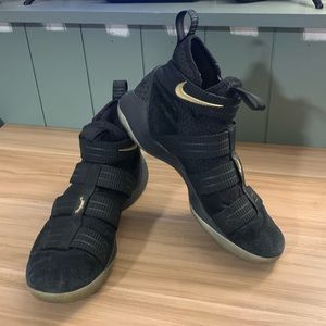 LEBRON SOLDIER XI TRIPLE BLACK/GUM SOLE - normal wear